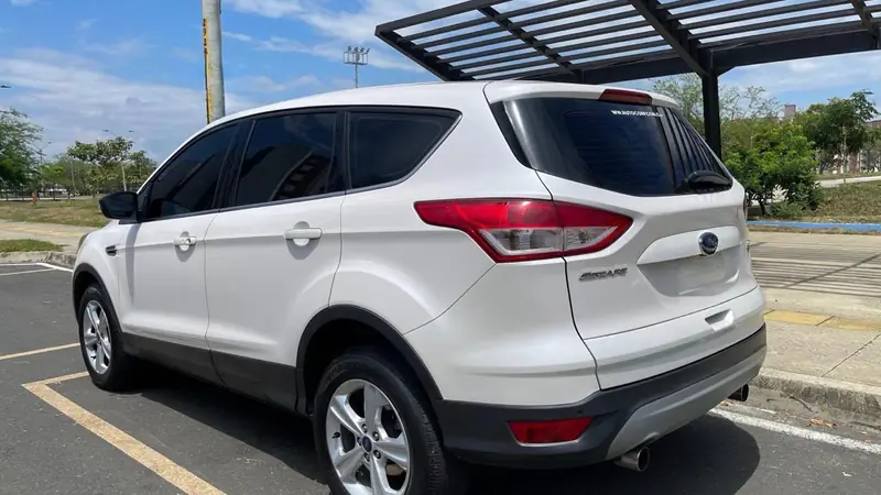 Ford Escape 2016 usado en venta en Cali — interior