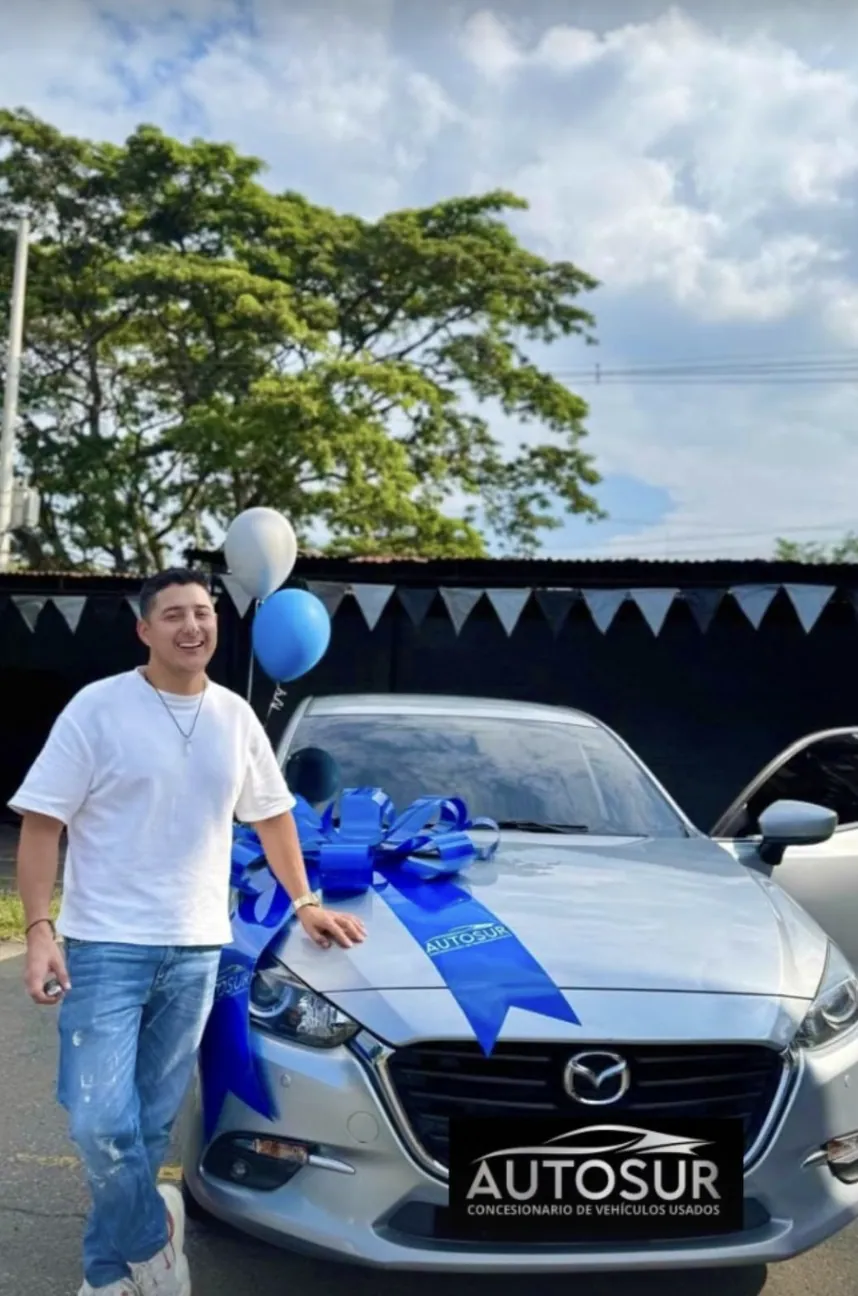 Entrega de un Mazda 3 a un cliente de AUTOSUR en Cali