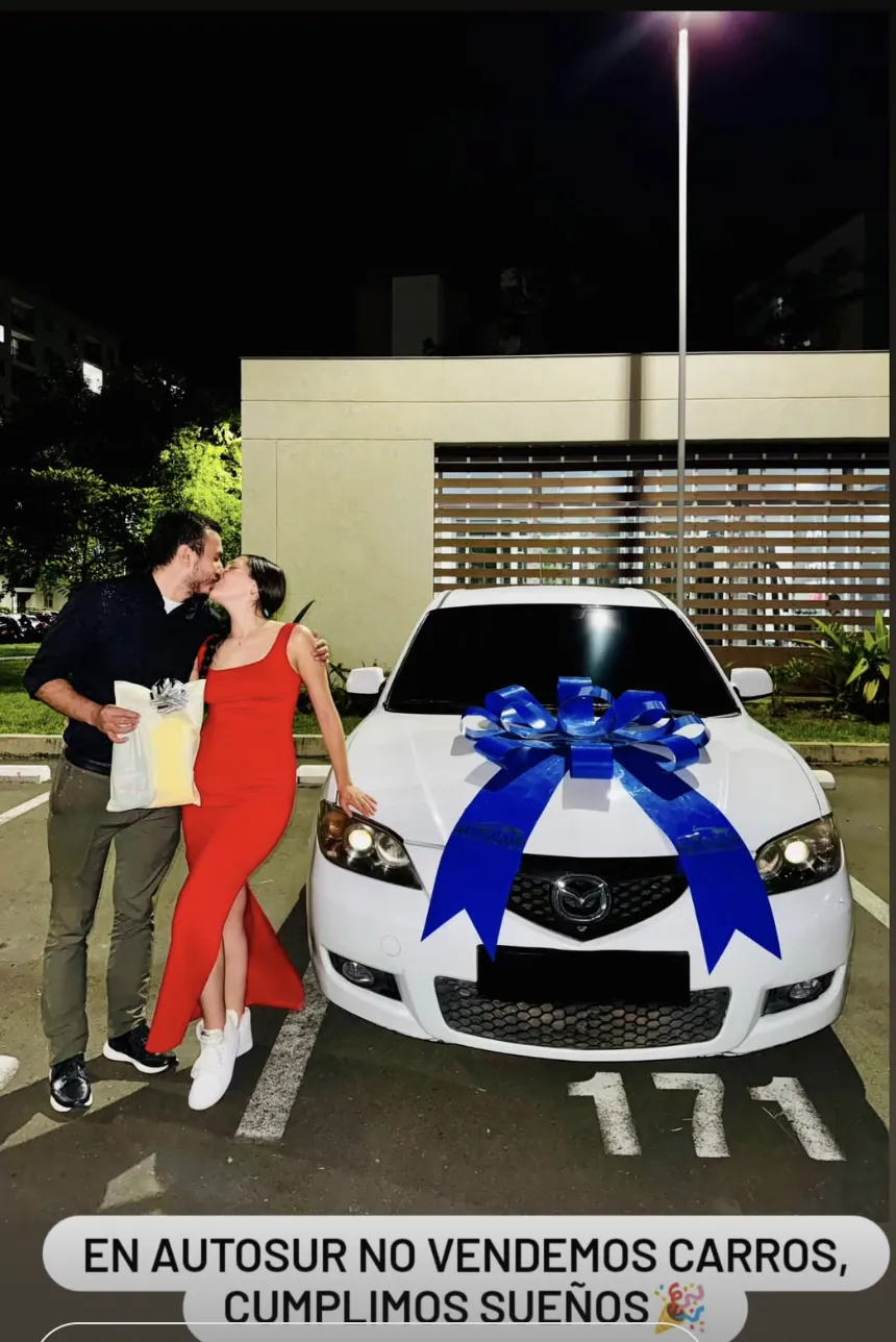 Entrega de un Mazda 3 a un cliente de AUTOSUR en Cali