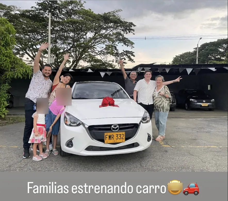 Entrega de un Mazda 2 a un cliente de AUTOSUR en Cali