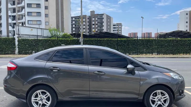 Ford Fiesta SE 2017 usado en venta en Cali — llantas