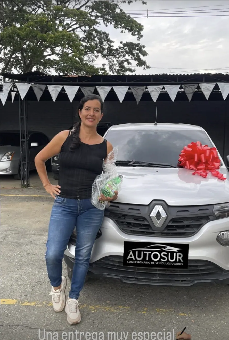 Entrega de un Renault Kwid a un cliente de AUTOSUR en Cali