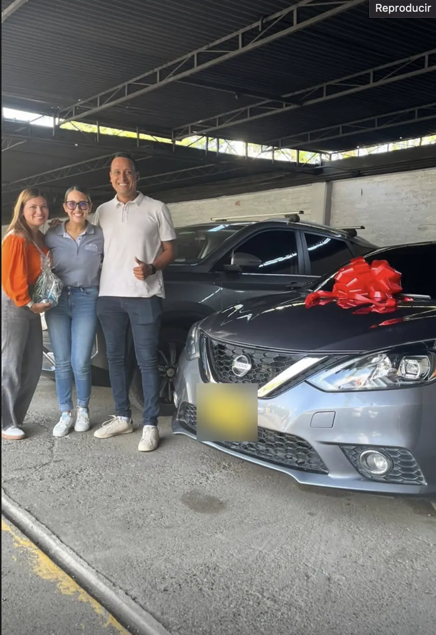 Entrega de un Nissan Sentra a un cliente de AUTOSUR en Cali