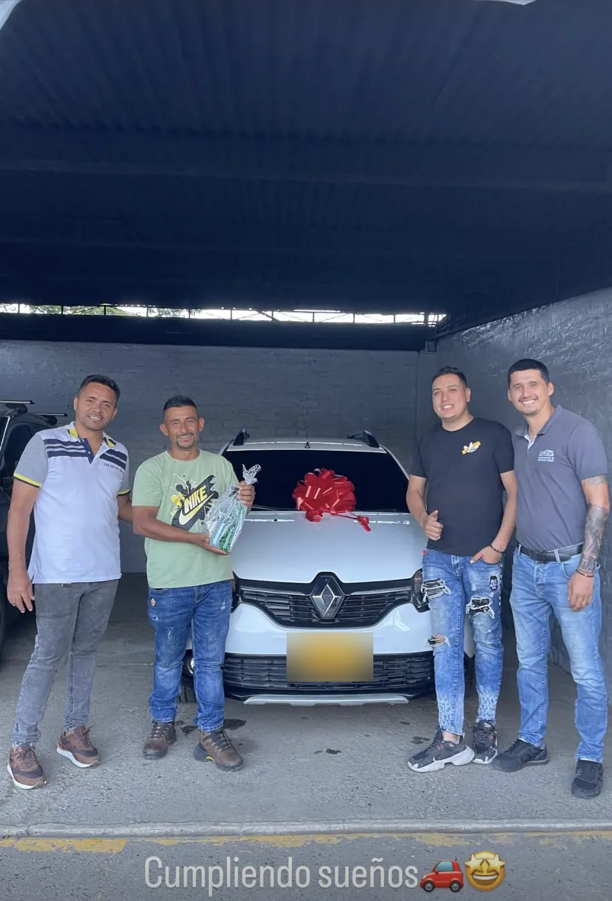Entrega de un Renault a un cliente de AUTOSUR en Cali