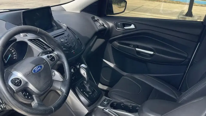 Ford Escape 2016 usado en venta en Cali — llantas
