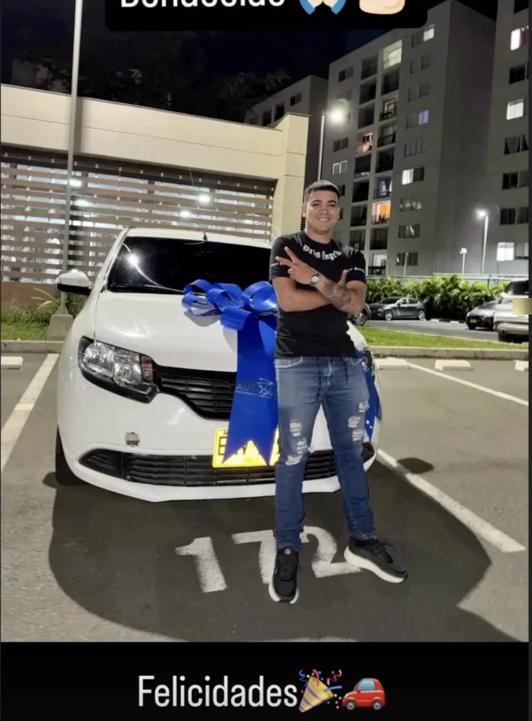 Entrega de un Renault a un cliente de AUTOSUR en Cali