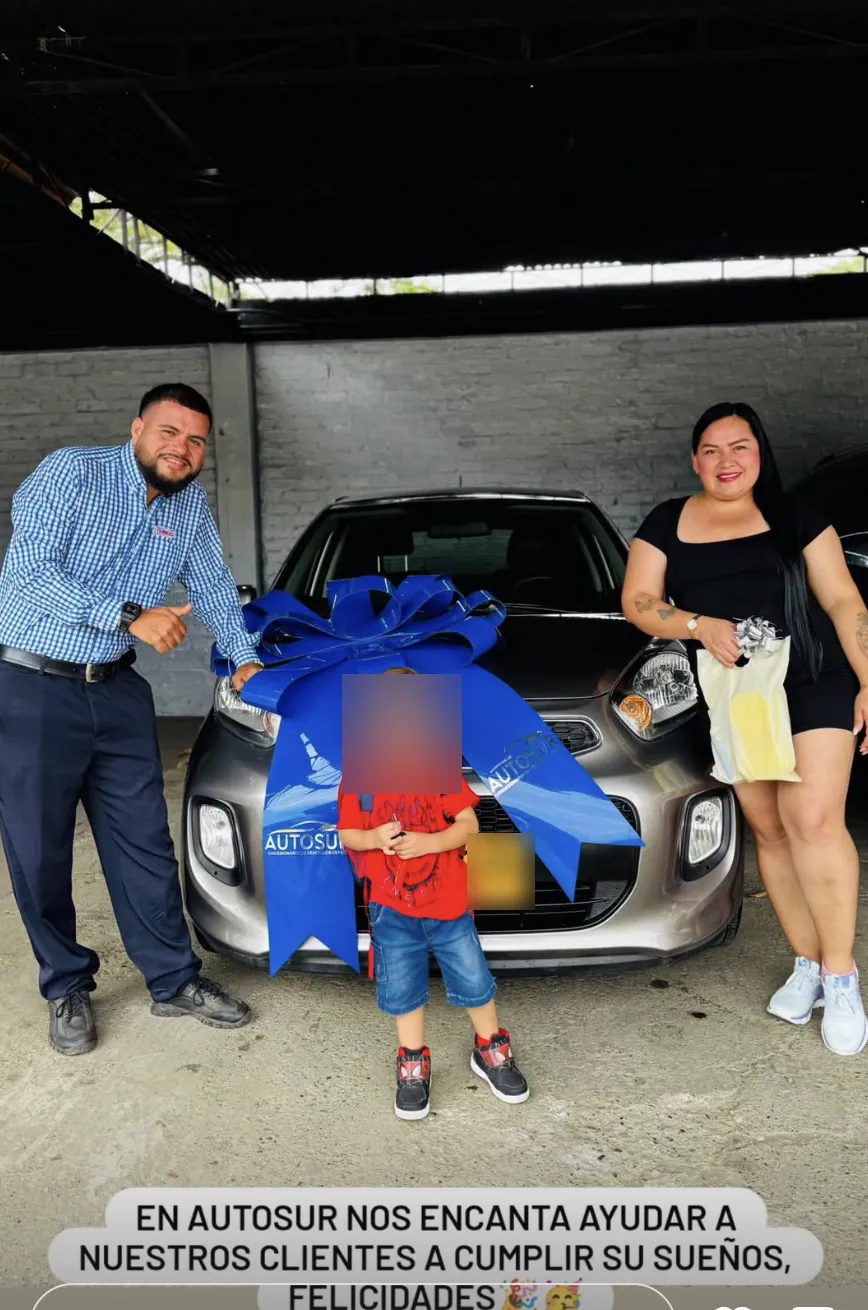 Entrega de un Kia Picanto a un cliente de AUTOSUR en Cali