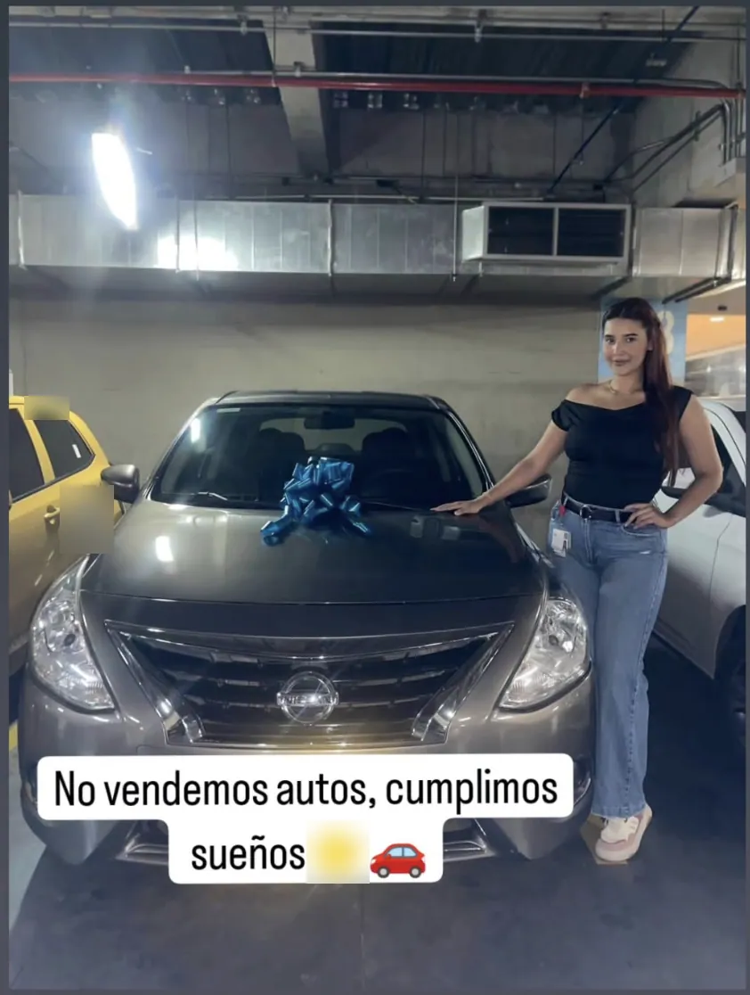Entrega de un Nissan Versa a un cliente de AUTOSUR en Cali